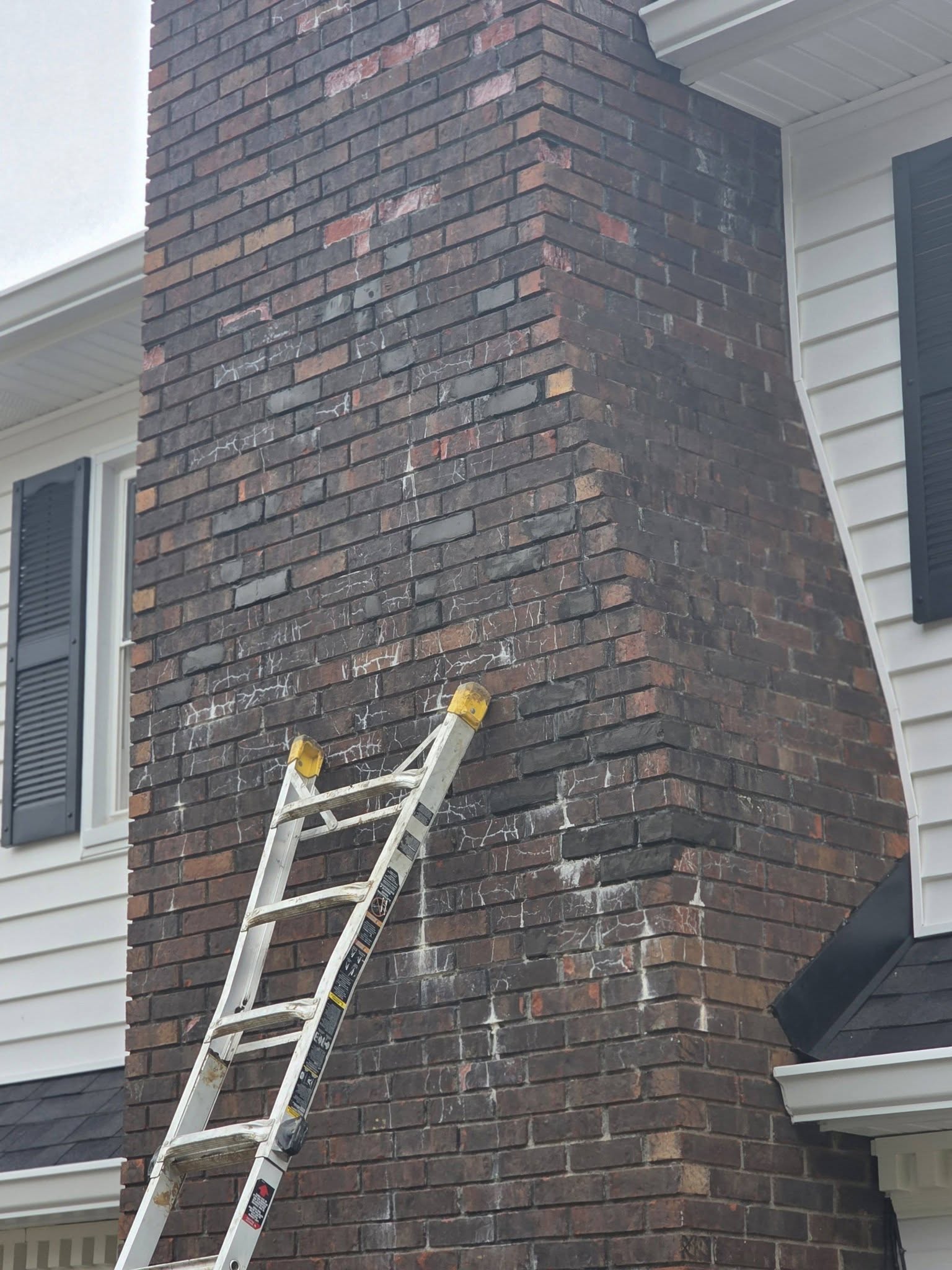Tuckpointed brickwork — fresh mortar joints